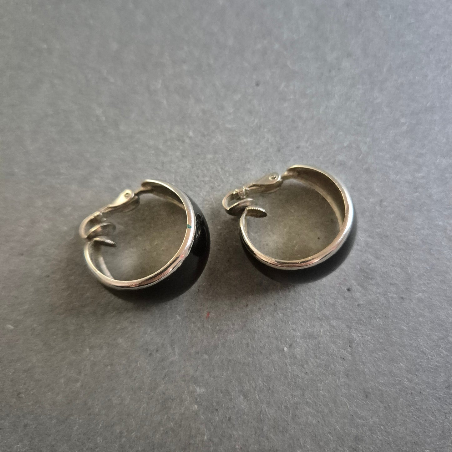 Klassische schwarze Clip-Ohrringe mit silberfarbenem Rand