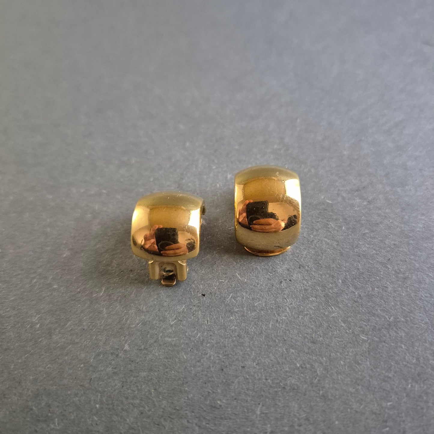 Klassische vergoldete Clip-Ohrringe mit glänzendem Finish