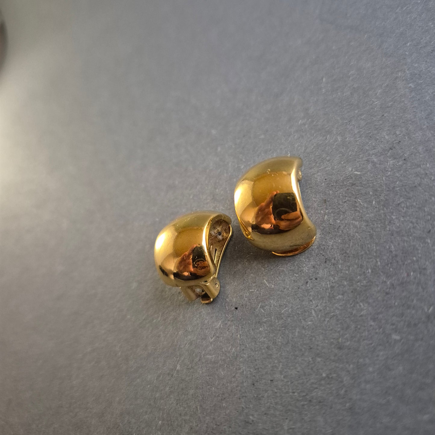 Klassische vergoldete Clip-Ohrringe mit glänzendem Finish