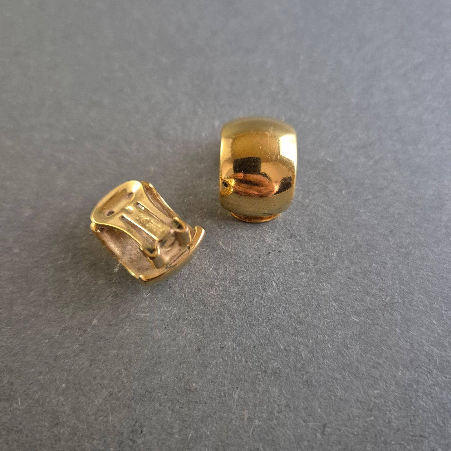 Klassische vergoldete Clip-Ohrringe mit glänzendem Finish