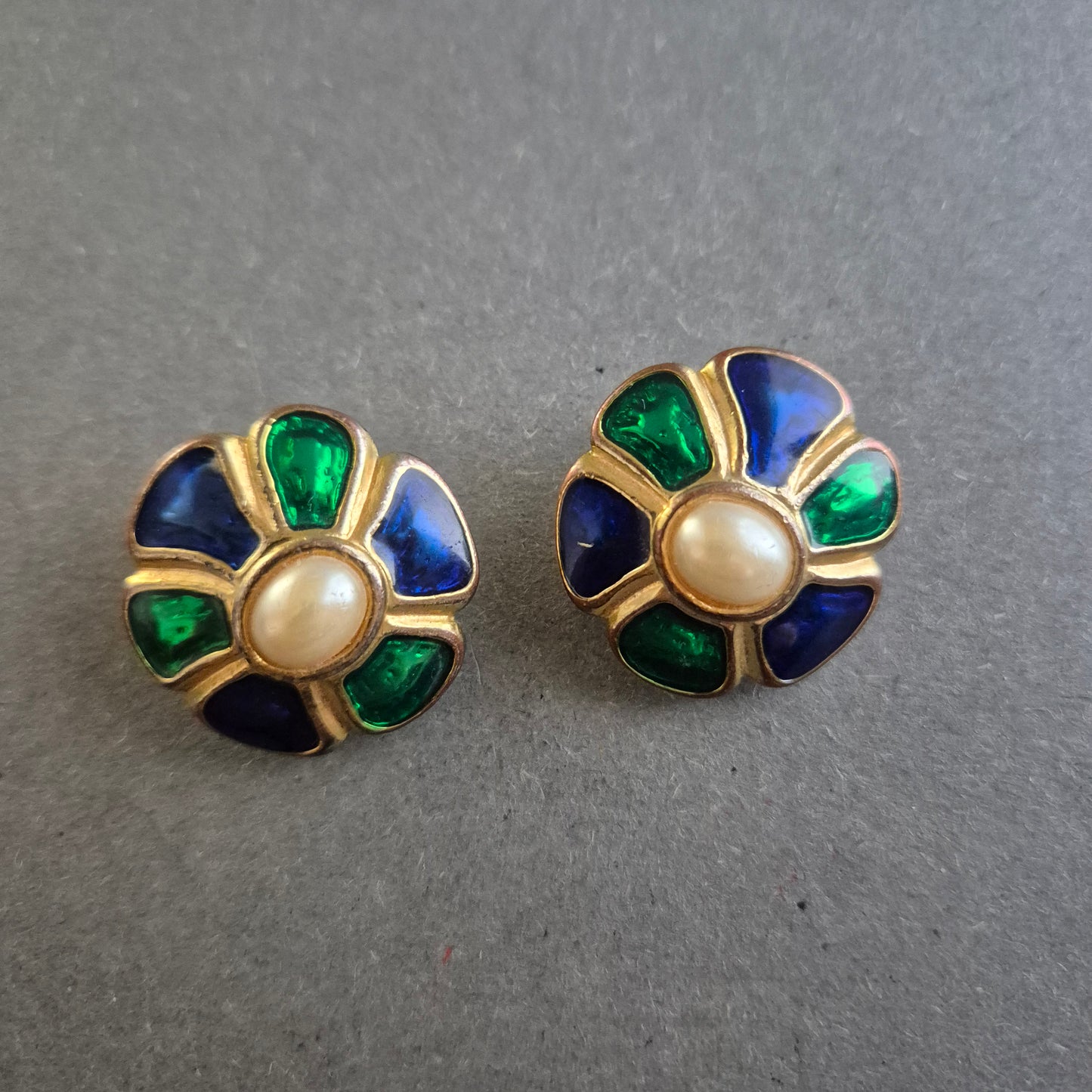 Bunte Clip-Ohrringe in Blütenform mit Perlenimitat