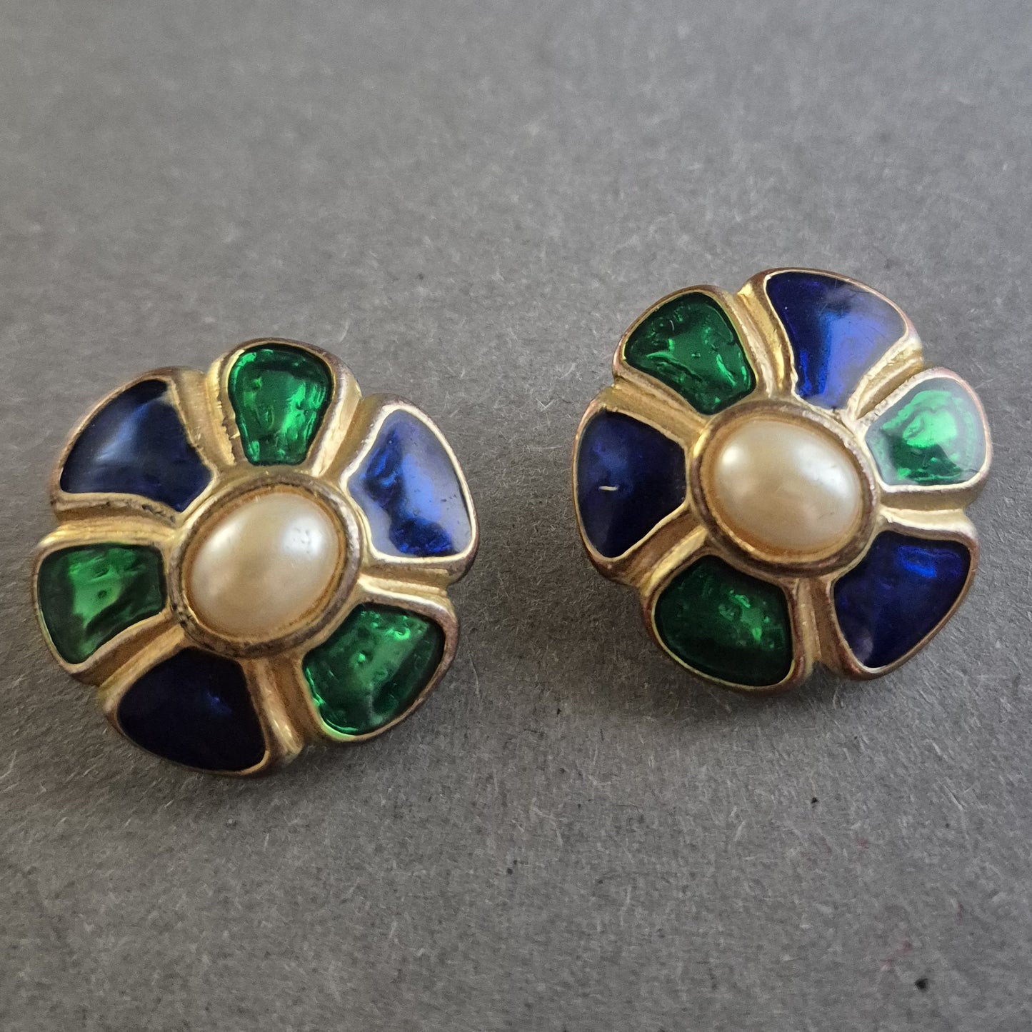 Bunte Clip-Ohrringe in Blütenform mit Perlenimitat