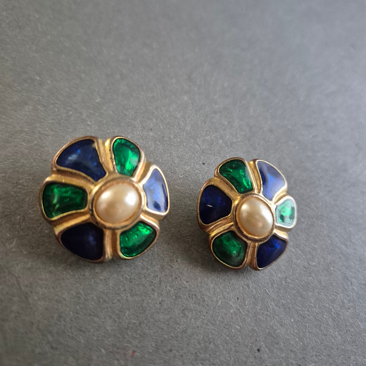 Bunte Clip-Ohrringe in Blütenform mit Perlenimitat