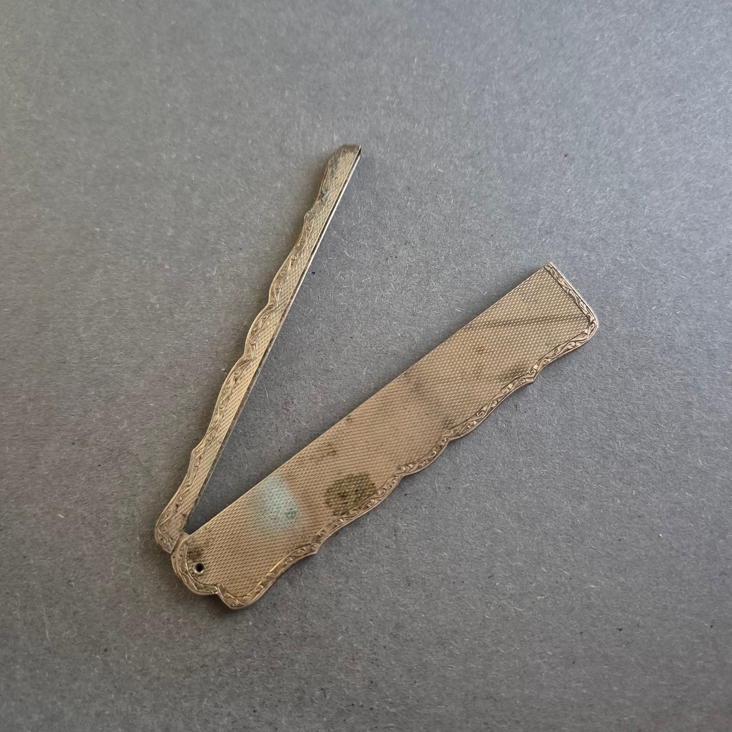 Antike Maniküre-Feile im Klappdesign – versilbert & fein verziert