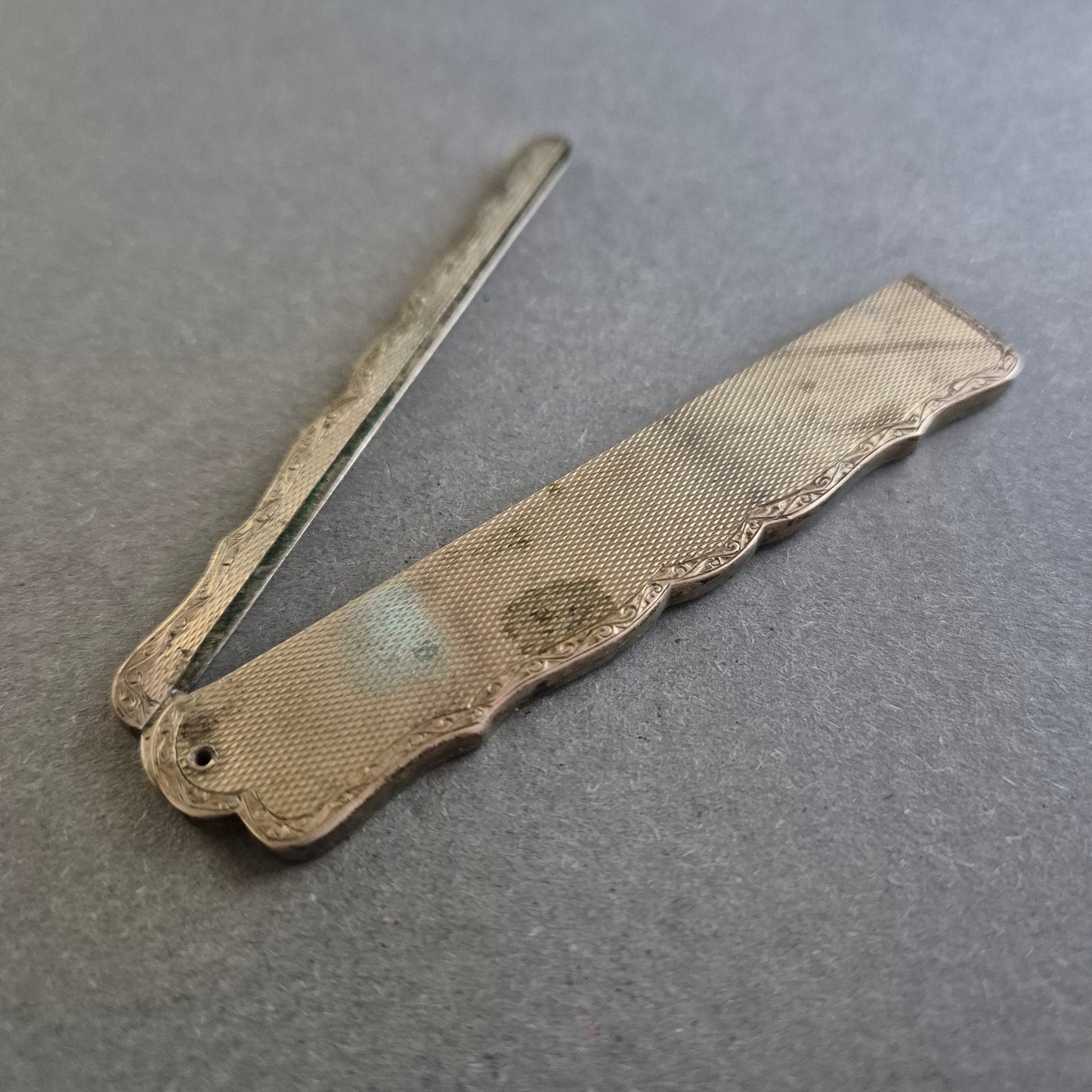 Antike Maniküre-Feile im Klappdesign – versilbert & fein verziert