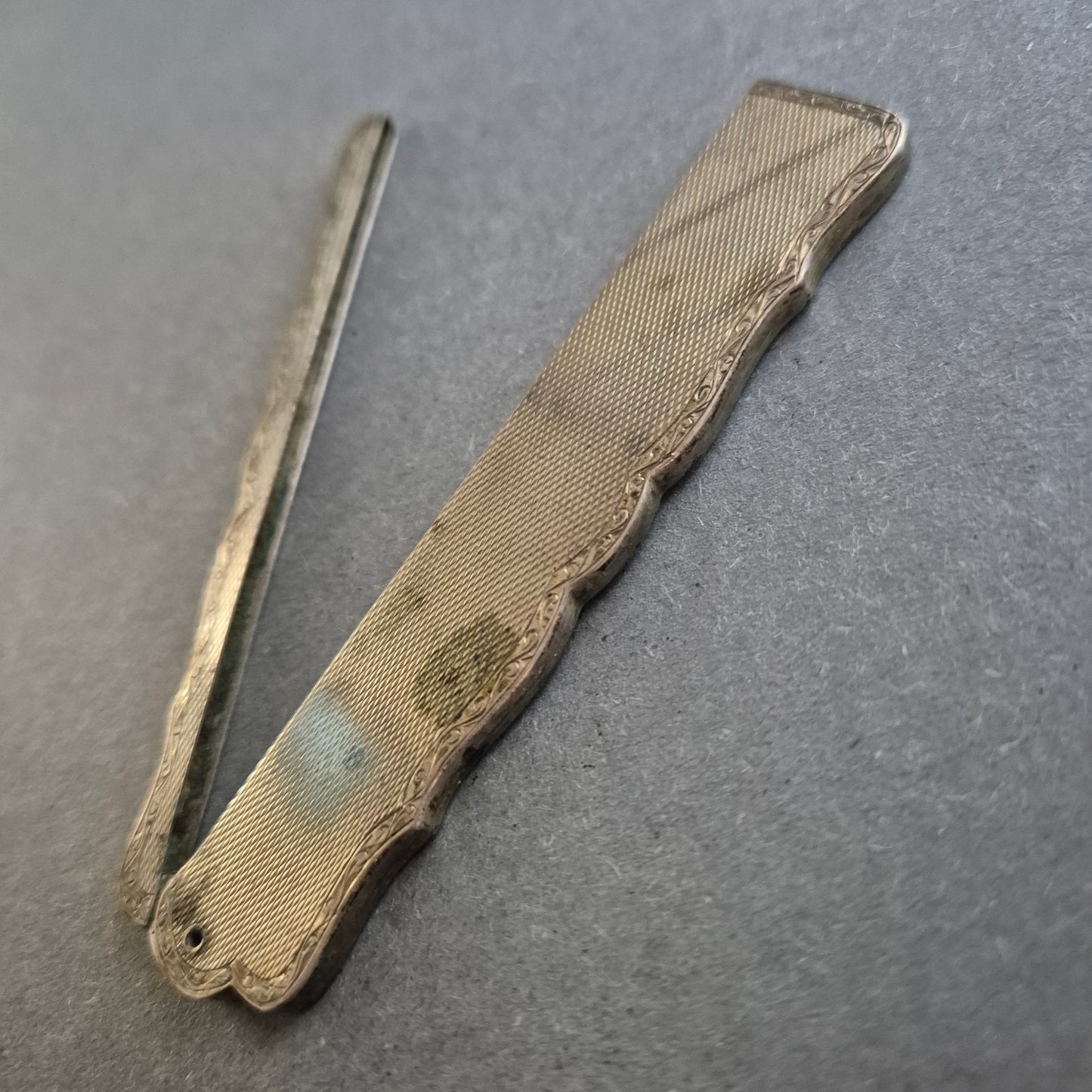Antike Maniküre-Feile im Klappdesign – versilbert & fein verziert
