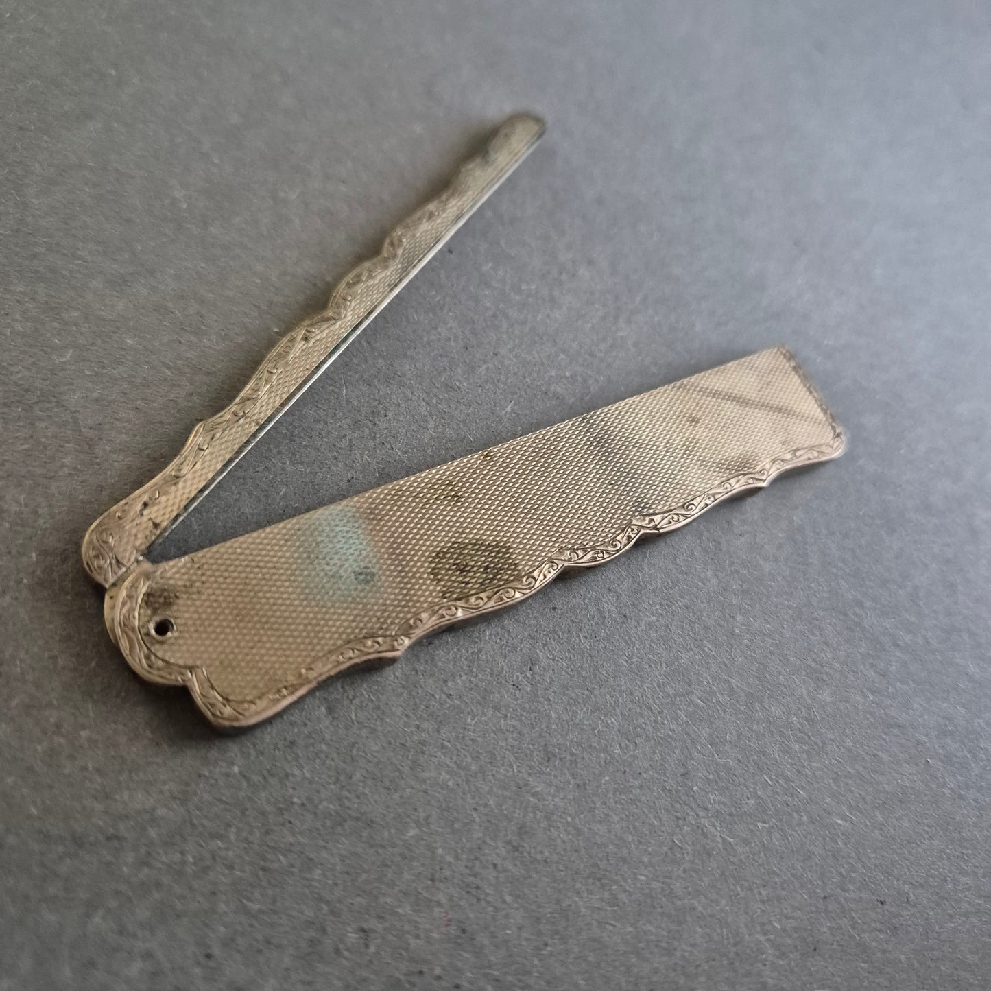 Antike Maniküre-Feile im Klappdesign – versilbert & fein verziert