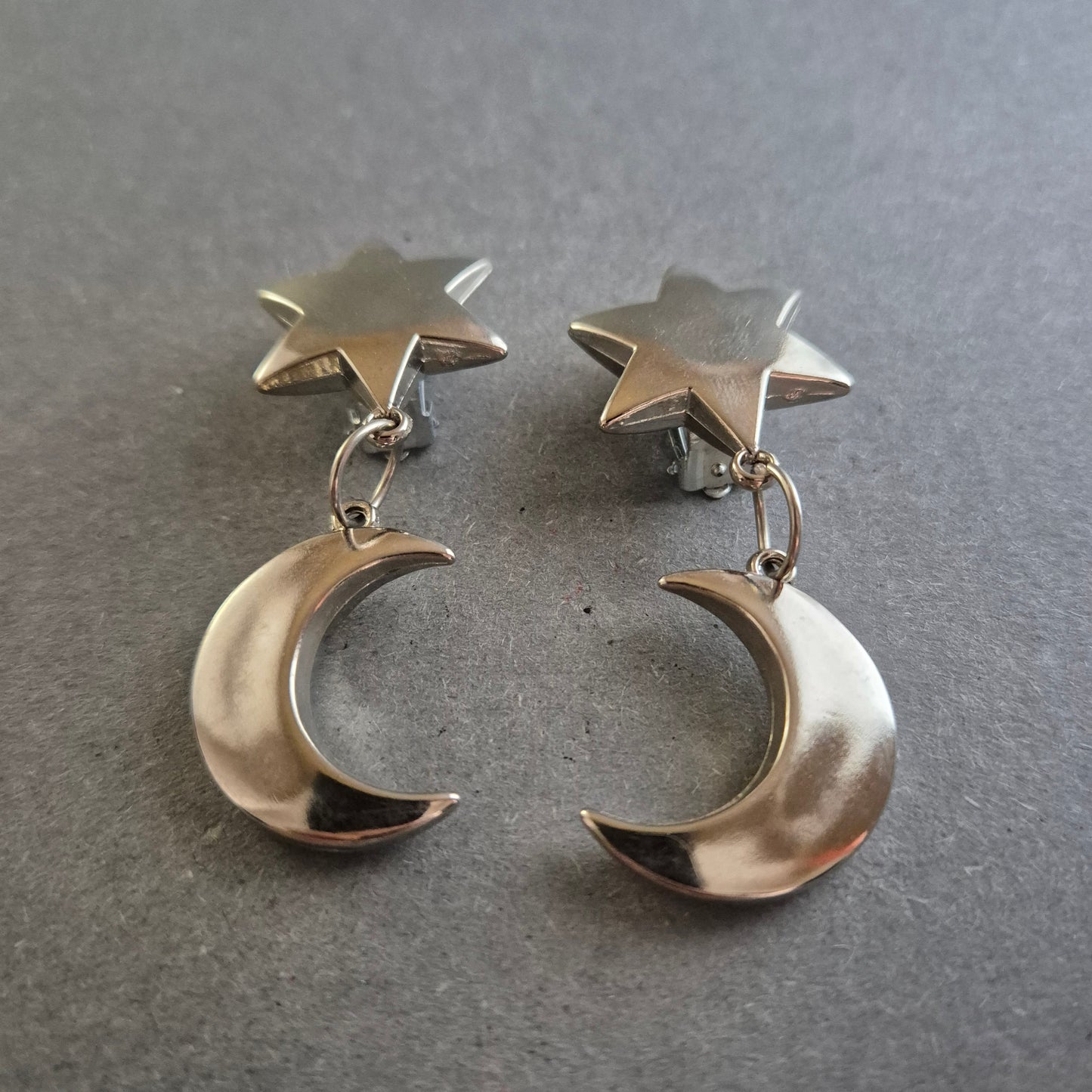 Silberfarbene Clip-Ohrringe mit Stern-Mond-Motiv im Retro-Stil