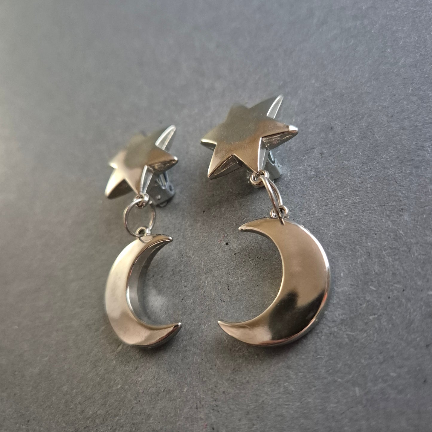 Silberfarbene Clip-Ohrringe mit Stern-Mond-Motiv im Retro-Stil