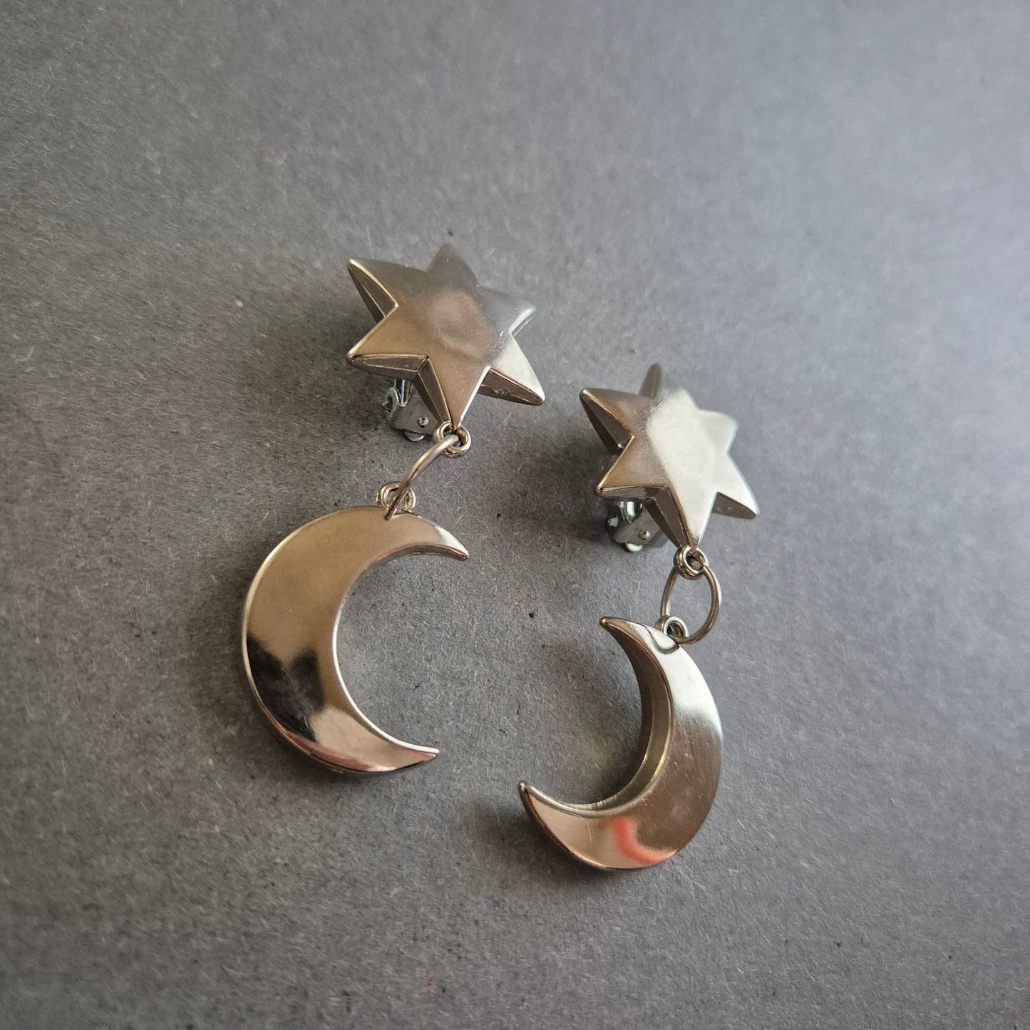 Silberfarbene Clip-Ohrringe mit Stern-Mond-Motiv im Retro-Stil