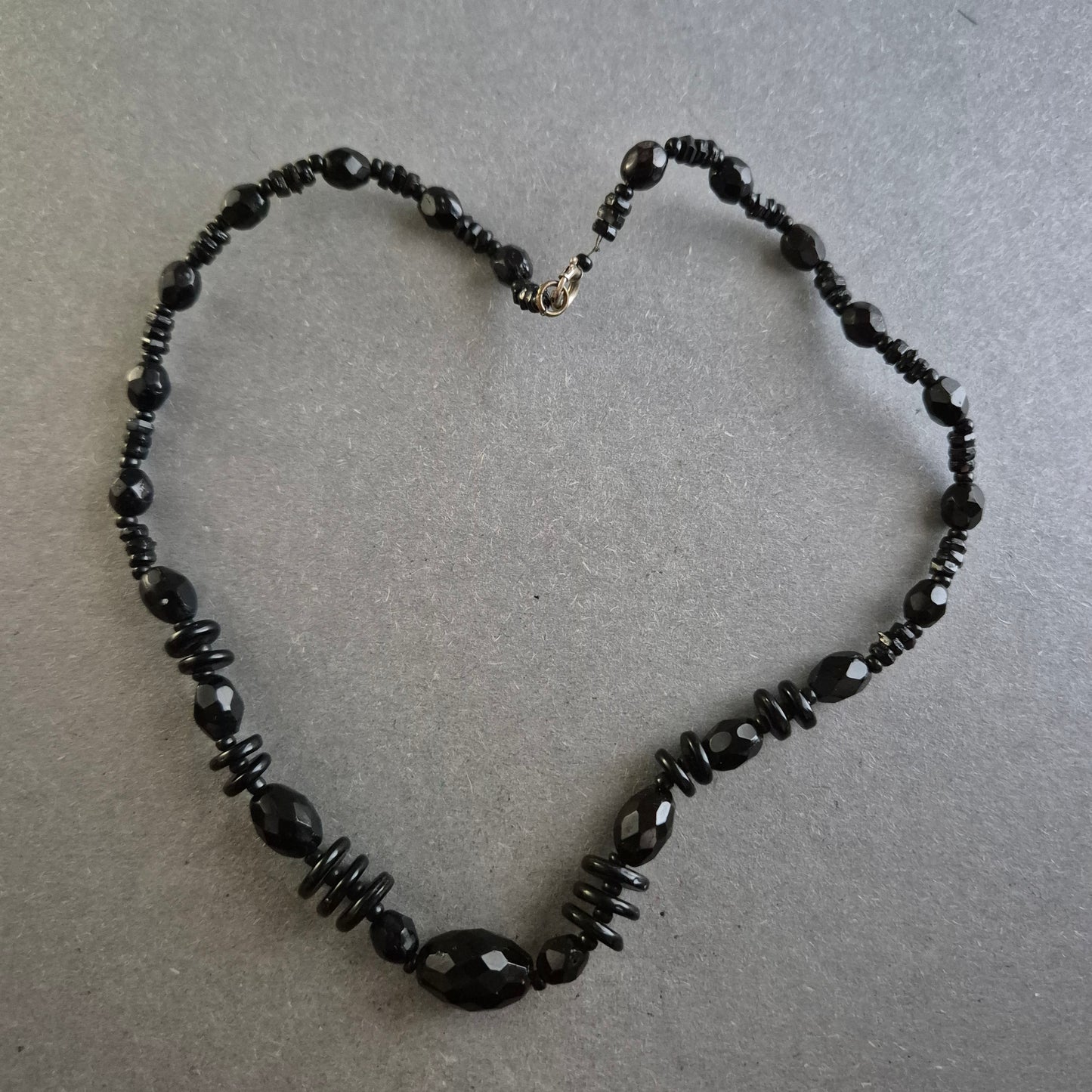 Schwarze Glasperlenkette im Facettenschliff – Eleganz in Schwarz