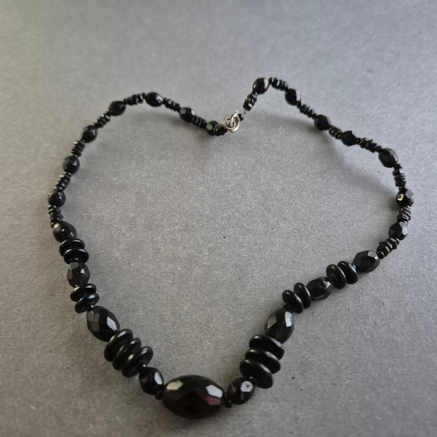 Schwarze Glasperlenkette im Facettenschliff – Eleganz in Schwarz