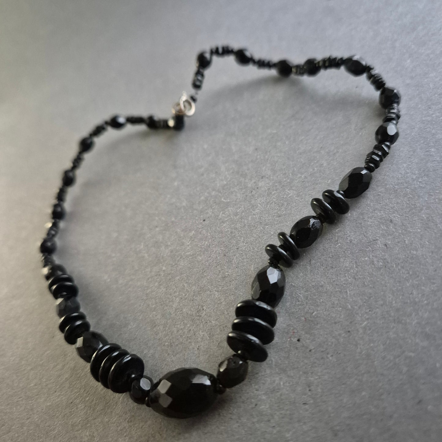 Schwarze Glasperlenkette im Facettenschliff – Eleganz in Schwarz