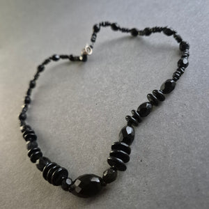 Schwarze Glasperlenkette im Facettenschliff – Eleganz in Schwarz
