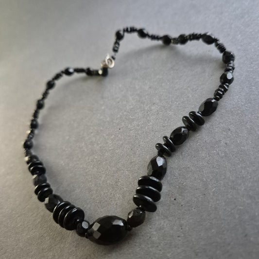 Schwarze Glasperlenkette im Facettenschliff – Eleganz in Schwarz