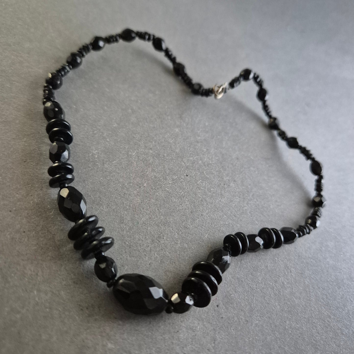 Schwarze Glasperlenkette im Facettenschliff – Eleganz in Schwarz