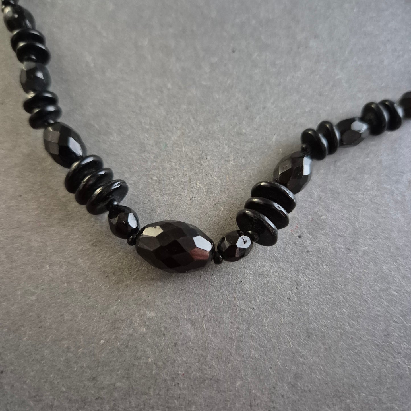 Schwarze Glasperlenkette im Facettenschliff – Eleganz in Schwarz