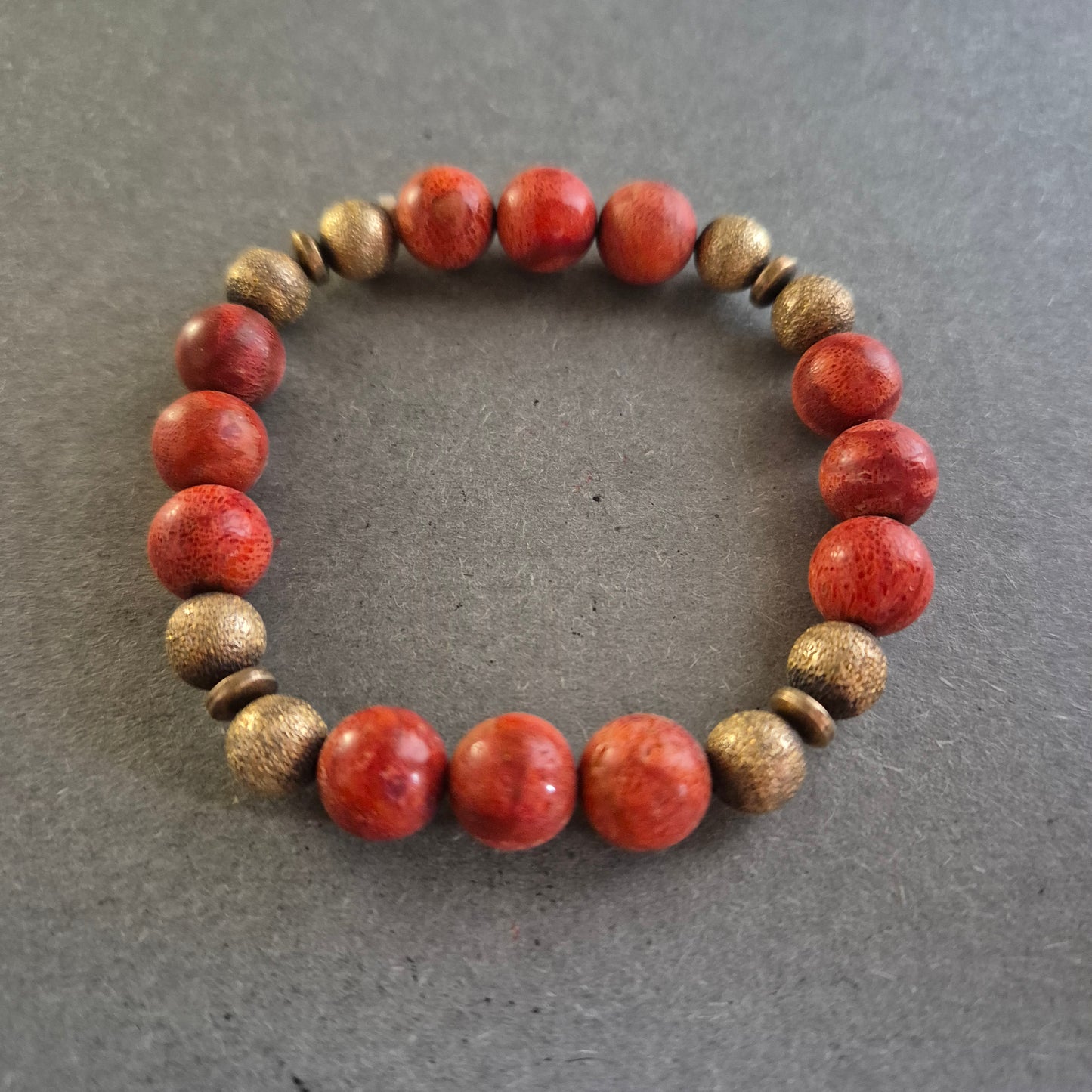 Elastisches Armband mit roten Steinperlen & goldfarbenen Akzenten