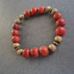 Elastisches Armband mit roten Steinperlen & goldfarbenen Akzenten
