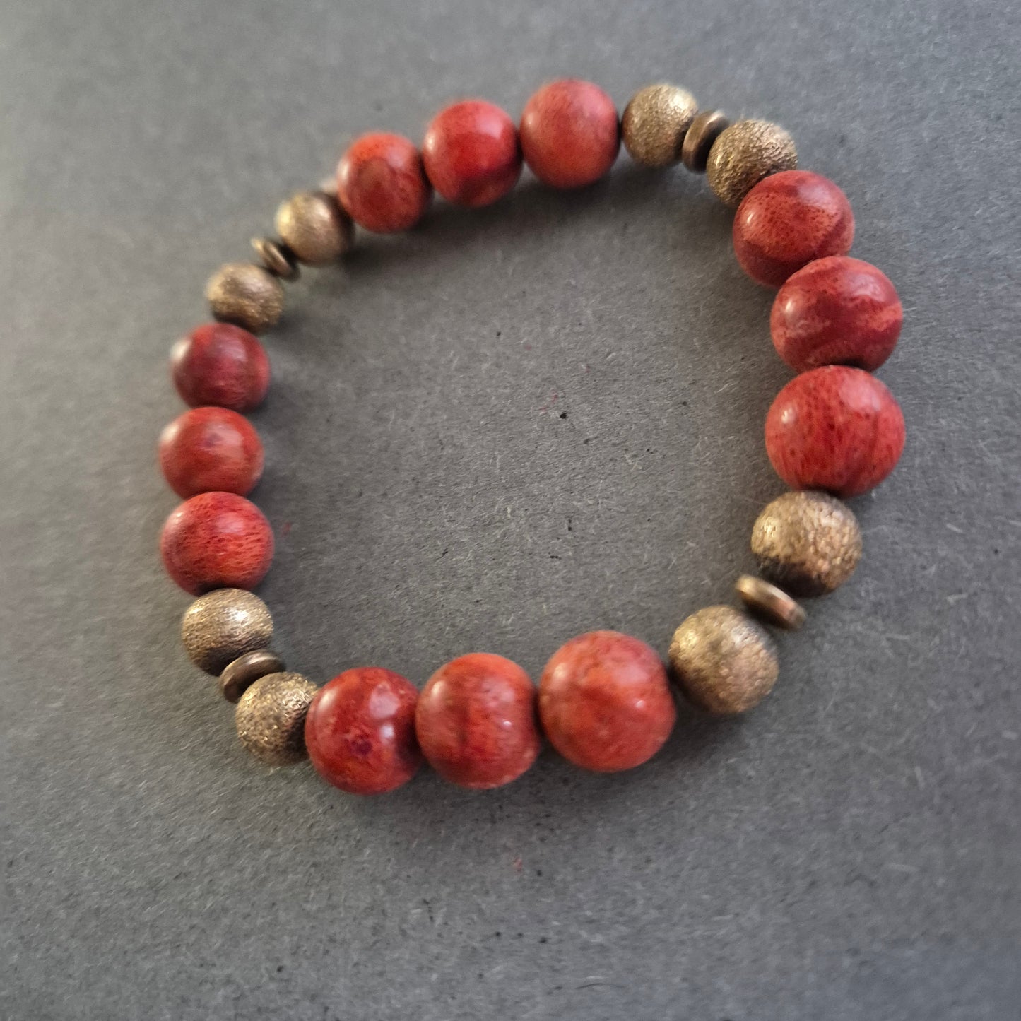 Elastisches Armband mit roten Steinperlen & goldfarbenen Akzenten