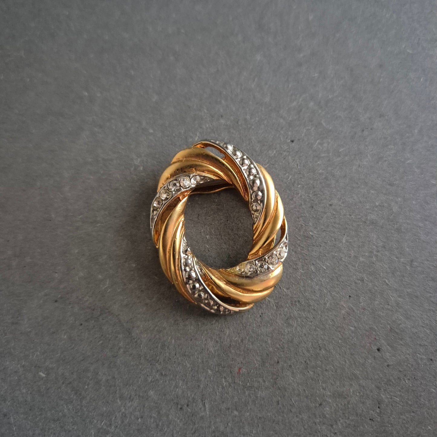 Vergoldete Vintage-Brosche mit Strass – Kreisförmiges Design