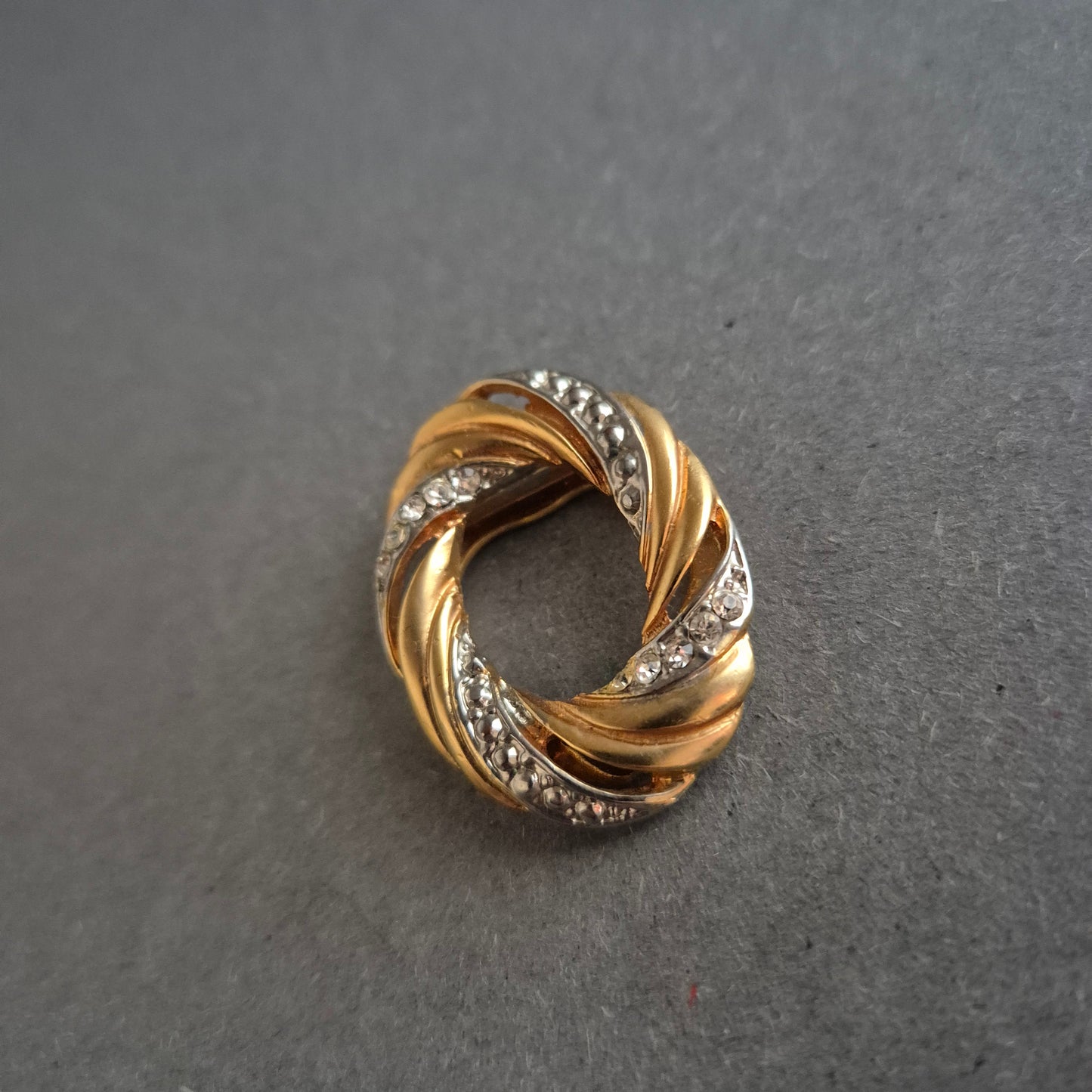 Vergoldete Vintage-Brosche mit Strass – Kreisförmiges Design