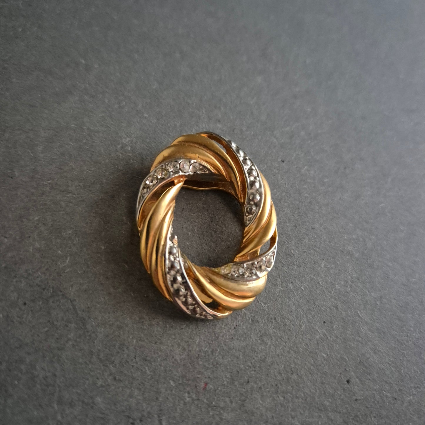 Vergoldete Vintage-Brosche mit Strass – Kreisförmiges Design