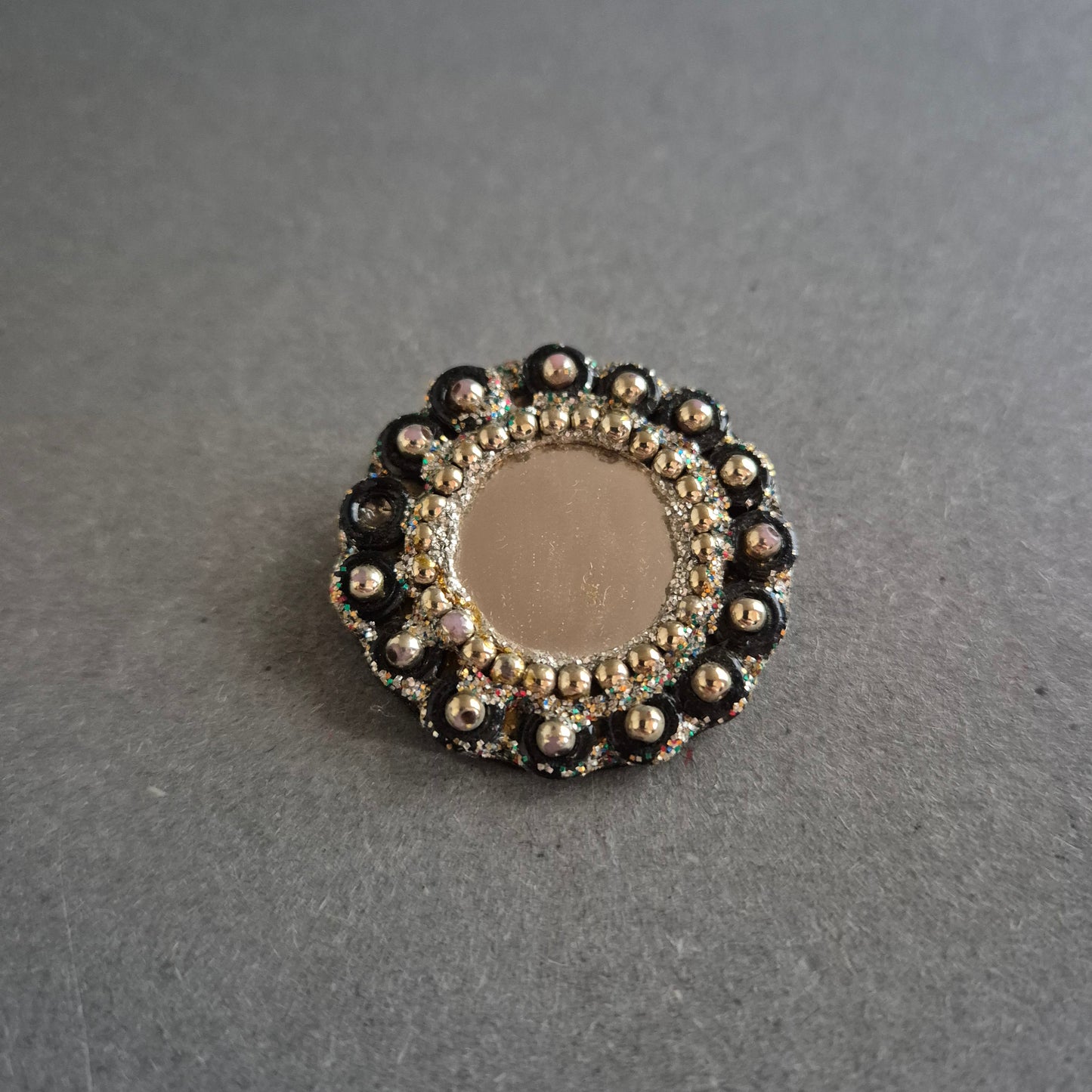 Handgefertigte Ethno-Brosche mit Spiegel und Perlenverzierung