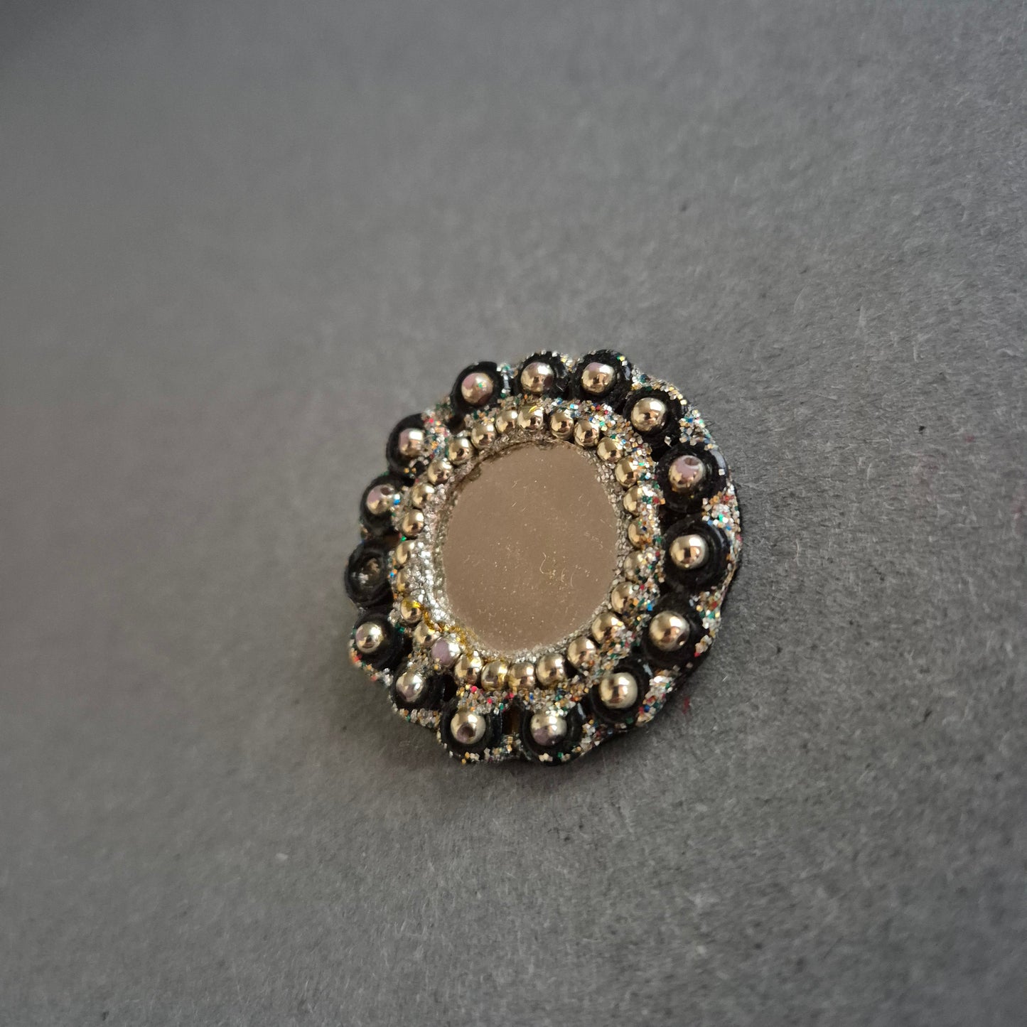 Handgefertigte Ethno-Brosche mit Spiegel und Perlenverzierung