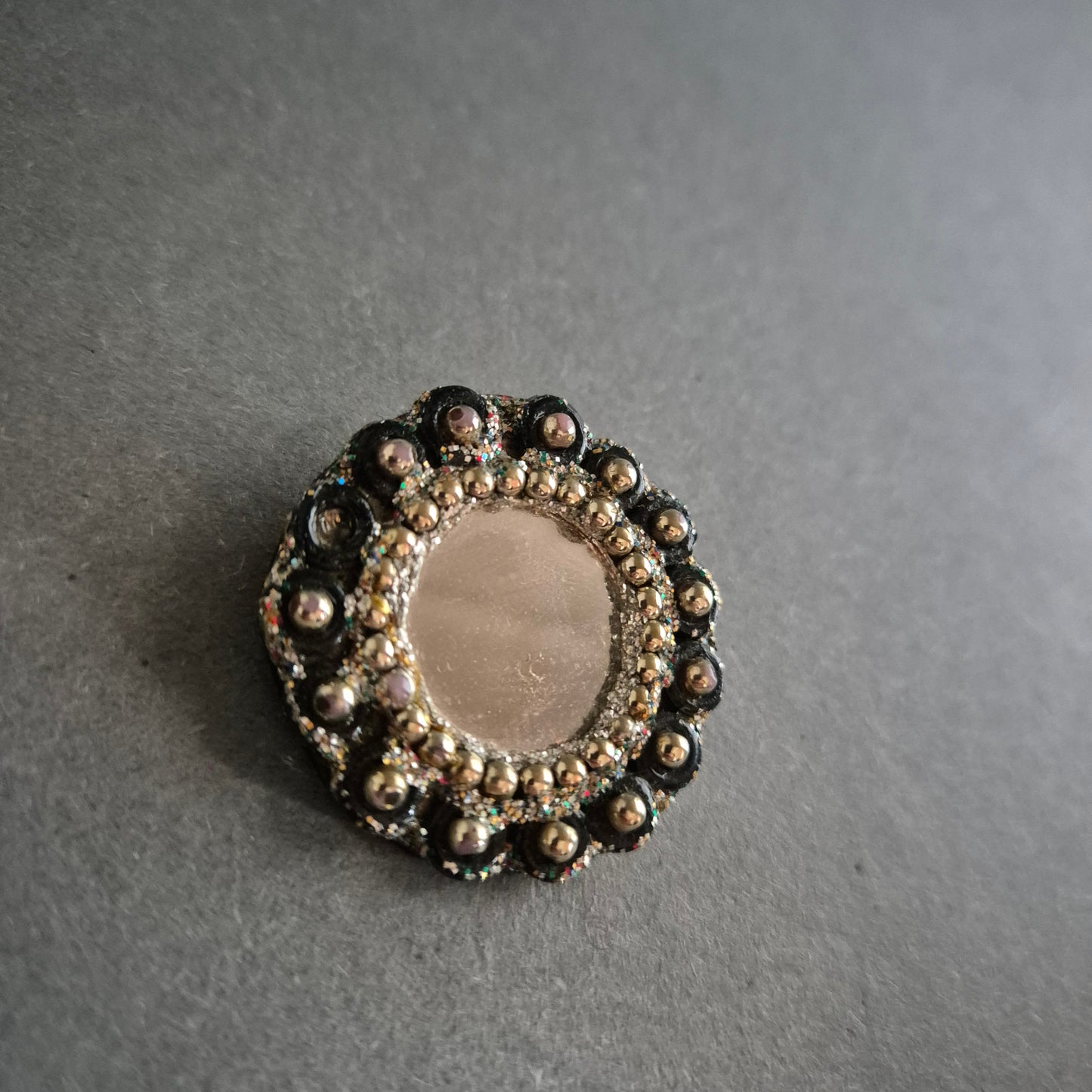 Handgefertigte Ethno-Brosche mit Spiegel und Perlenverzierung
