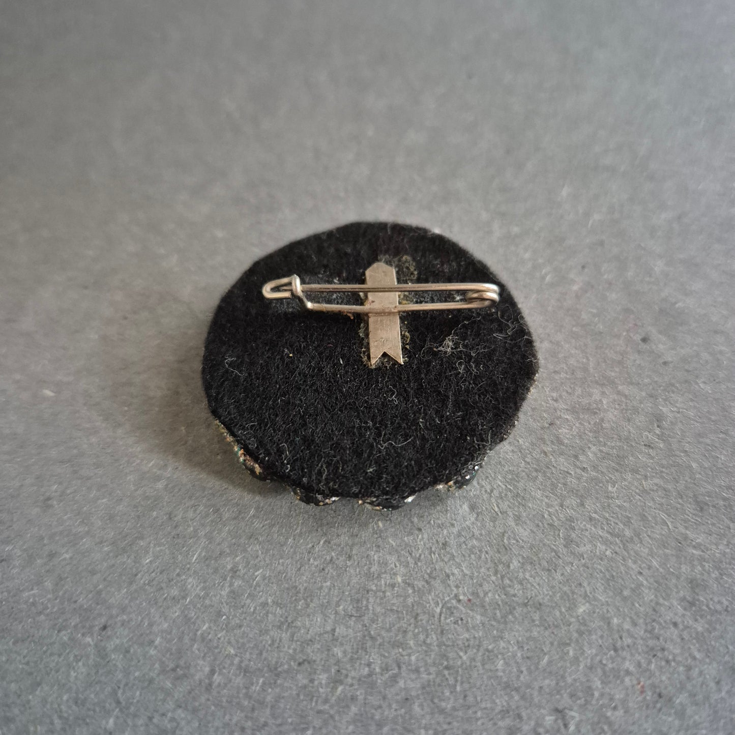 Handgefertigte Ethno-Brosche mit Spiegel und Perlenverzierung