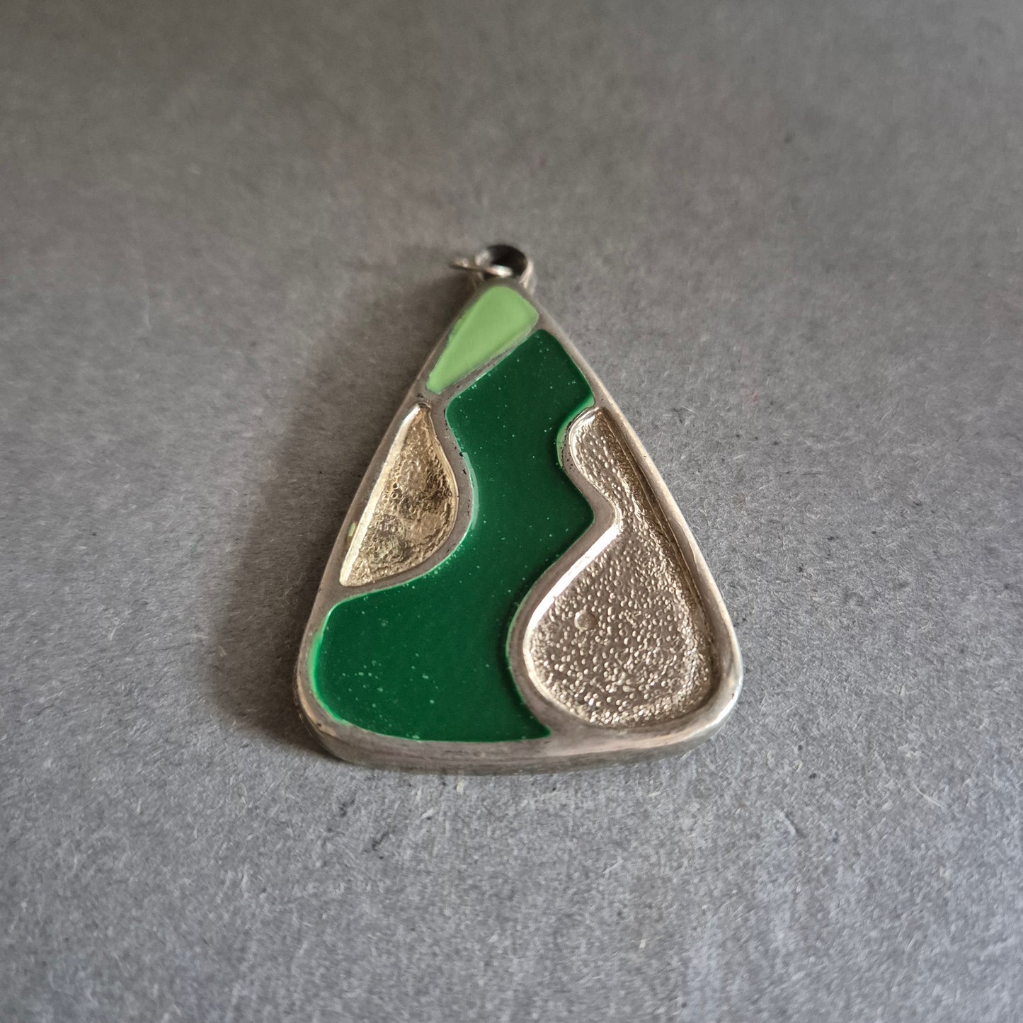 Retro-Anhänger in Dreiecksform – Grün & Silber mit Struktur