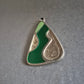 Retro-Anhänger in Dreiecksform – Grün & Silber mit Struktur