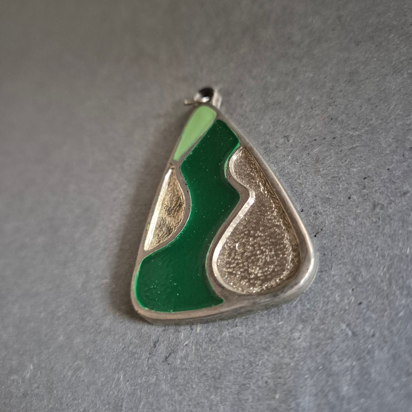 Retro-Anhänger in Dreiecksform – Grün & Silber mit Struktur