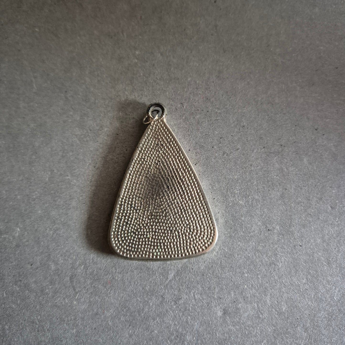 Retro-Anhänger in Dreiecksform – Grün & Silber mit Struktur