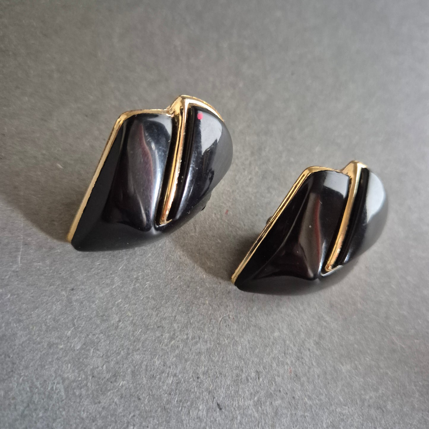 Vintage Ohrclips in Schwarz-Gold – Abstraktes Design der 80er