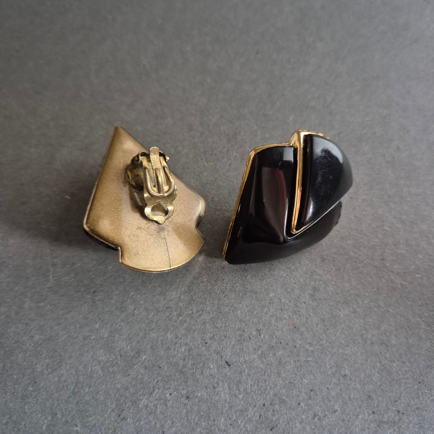 Vintage Ohrclips in Schwarz-Gold – Abstraktes Design der 80er