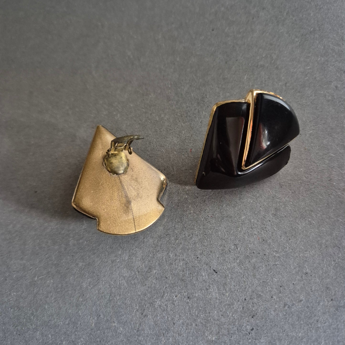 Vintage Ohrclips in Schwarz-Gold – Abstraktes Design der 80er