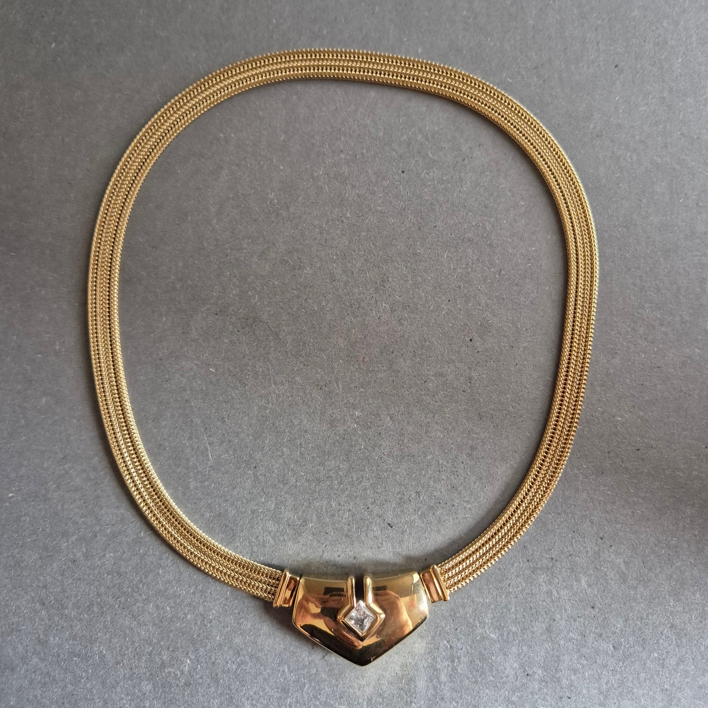 Elegante Collier-Kette in Goldoptik mit Zierelement & Strassstein