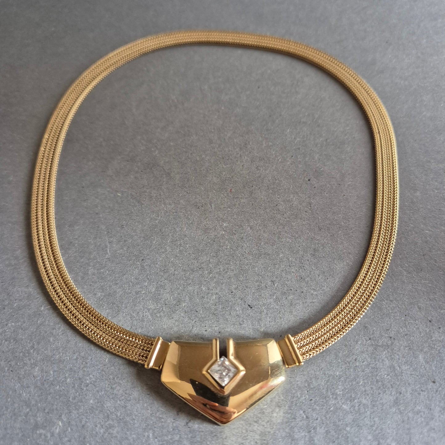 Elegante Collier-Kette in Goldoptik mit Zierelement & Strassstein