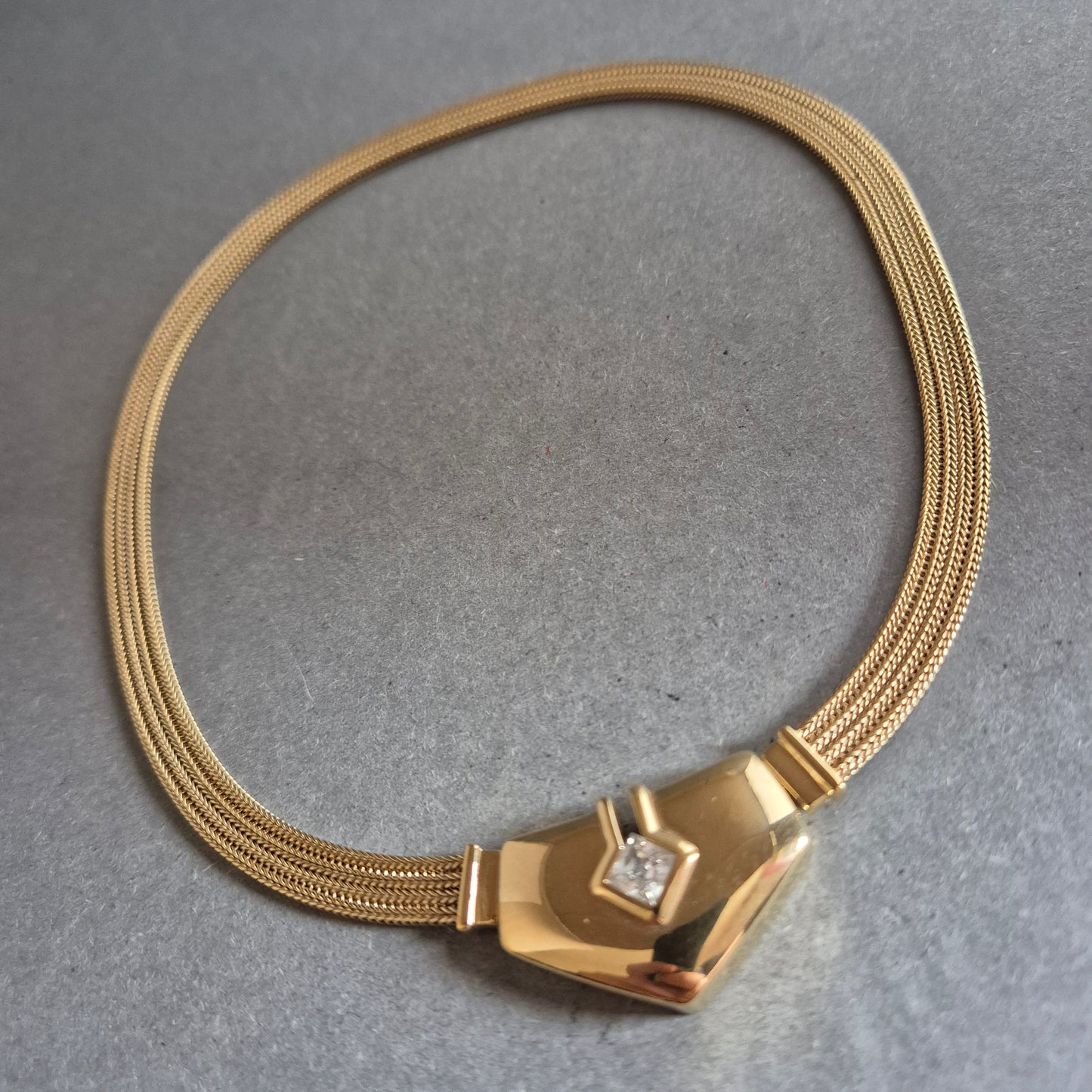 Elegante Collier-Kette in Goldoptik mit Zierelement & Strassstein