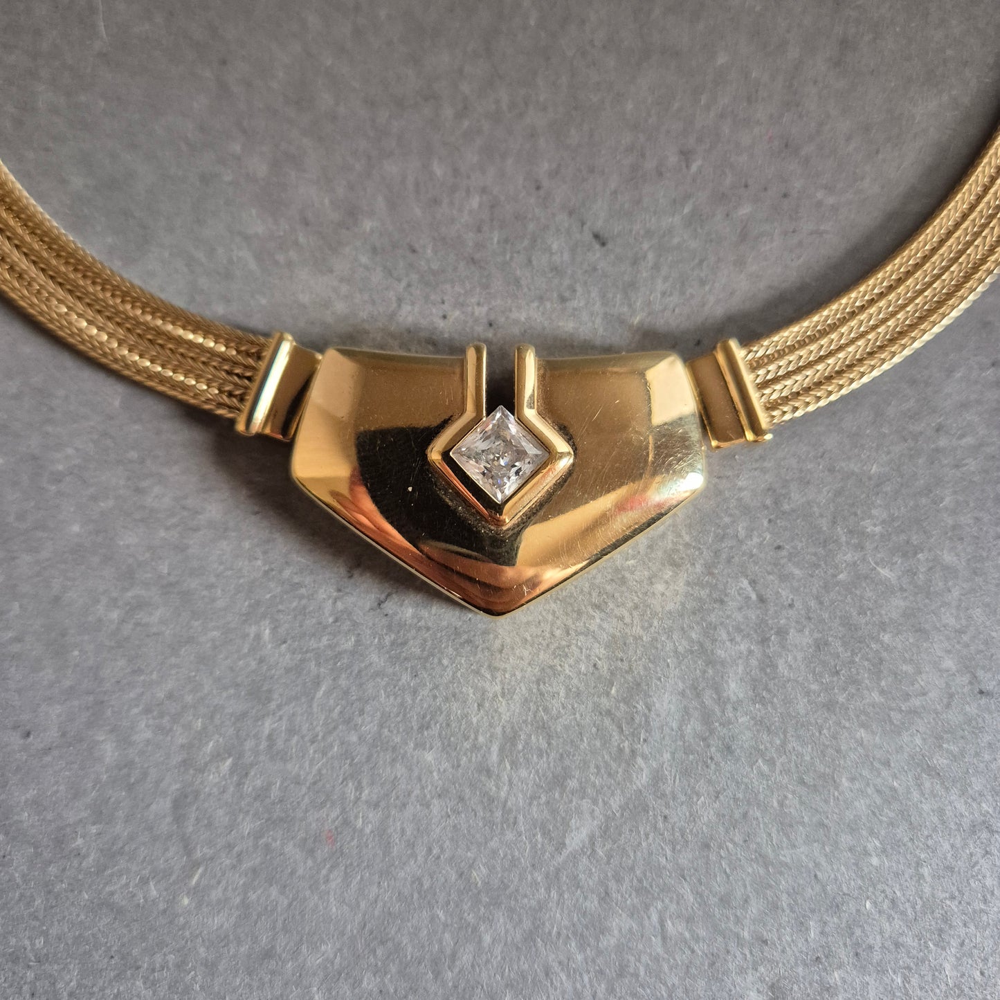 Elegante Collier-Kette in Goldoptik mit Zierelement & Strassstein