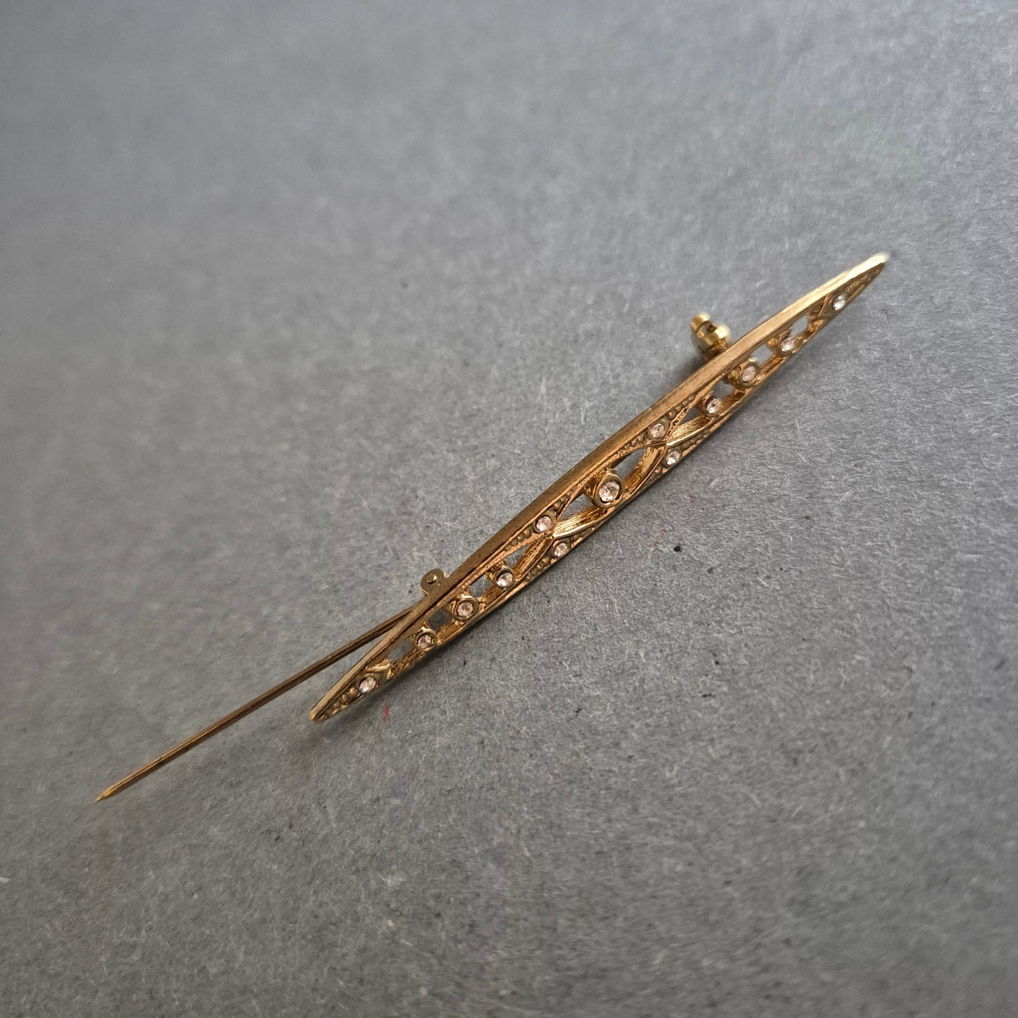 Filigrane Jugendstil-Brosche in Goldoptik mit Strassbesatz