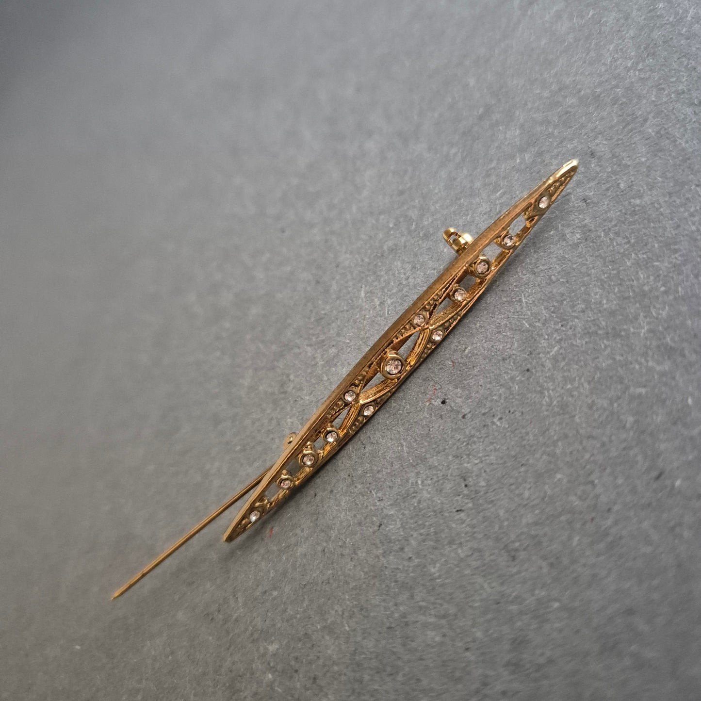 Filigrane Jugendstil-Brosche in Goldoptik mit Strassbesatz