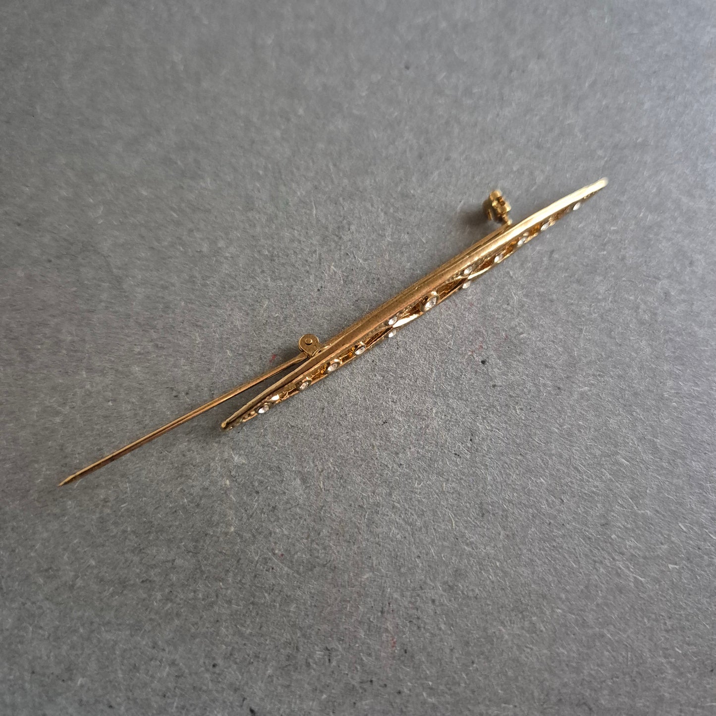 Filigrane Jugendstil-Brosche in Goldoptik mit Strassbesatz