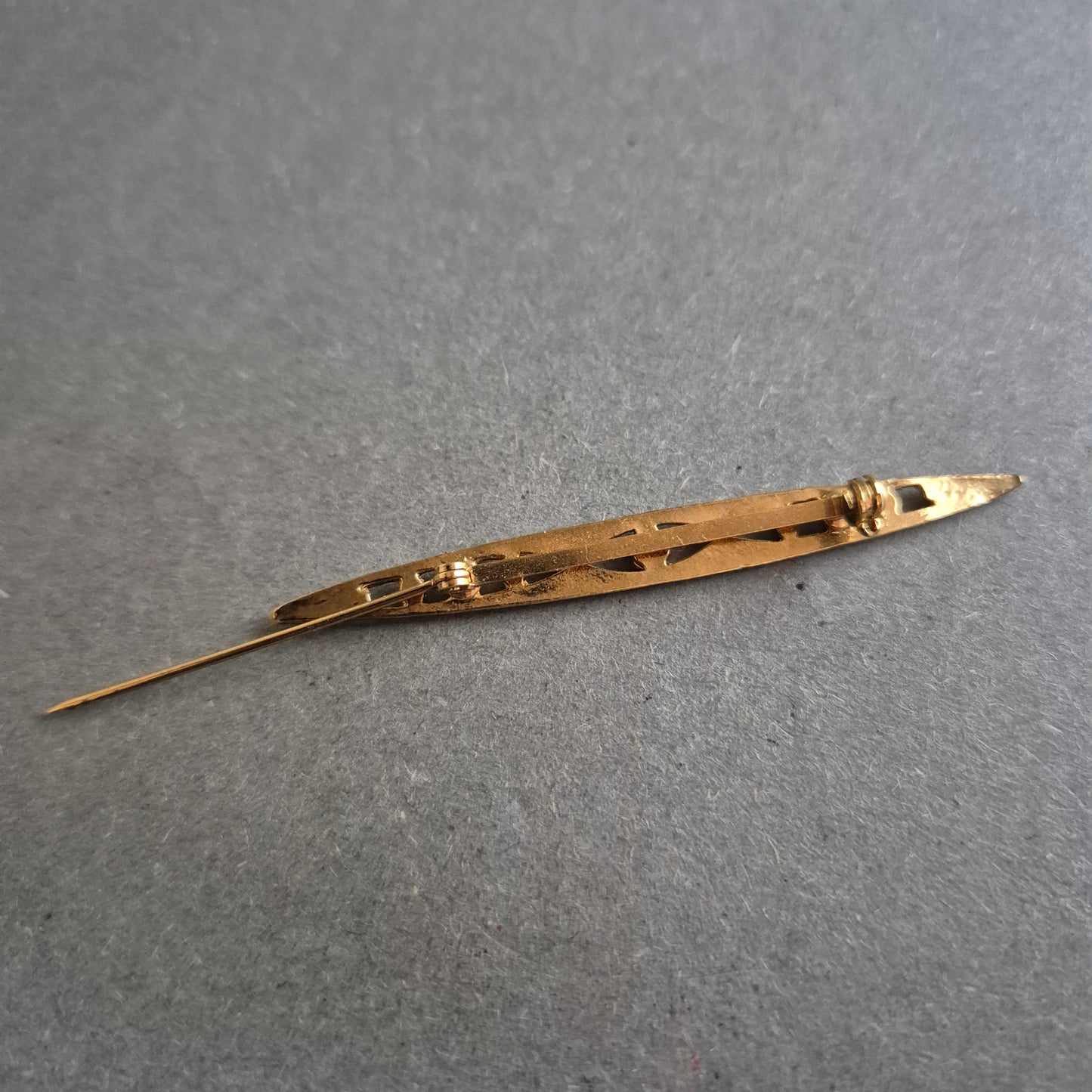 Filigrane Jugendstil-Brosche in Goldoptik mit Strassbesatz