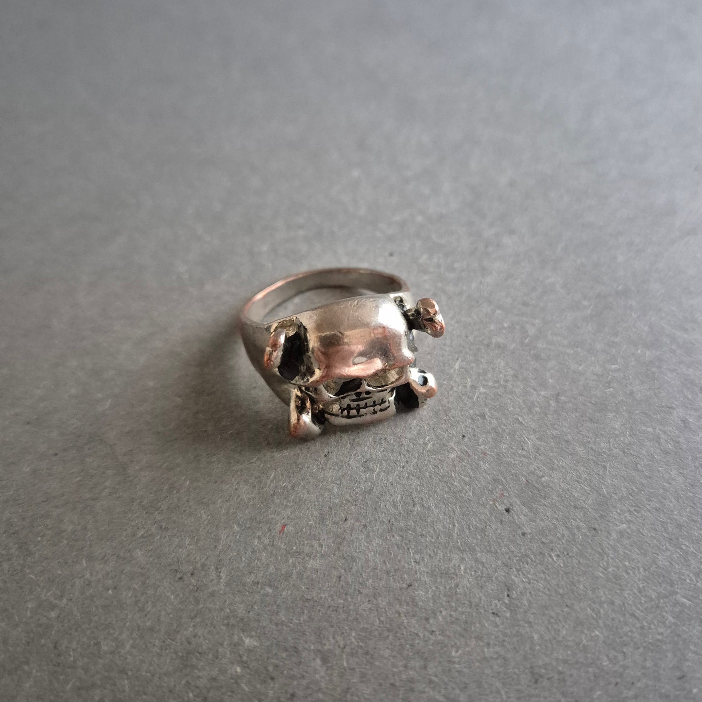 Silberfarbener Totenkopfring – Rockiger Look mit Bandana-Design