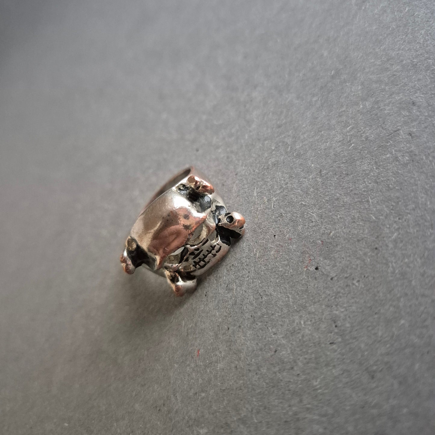 Silberfarbener Totenkopfring – Rockiger Look mit Bandana-Design