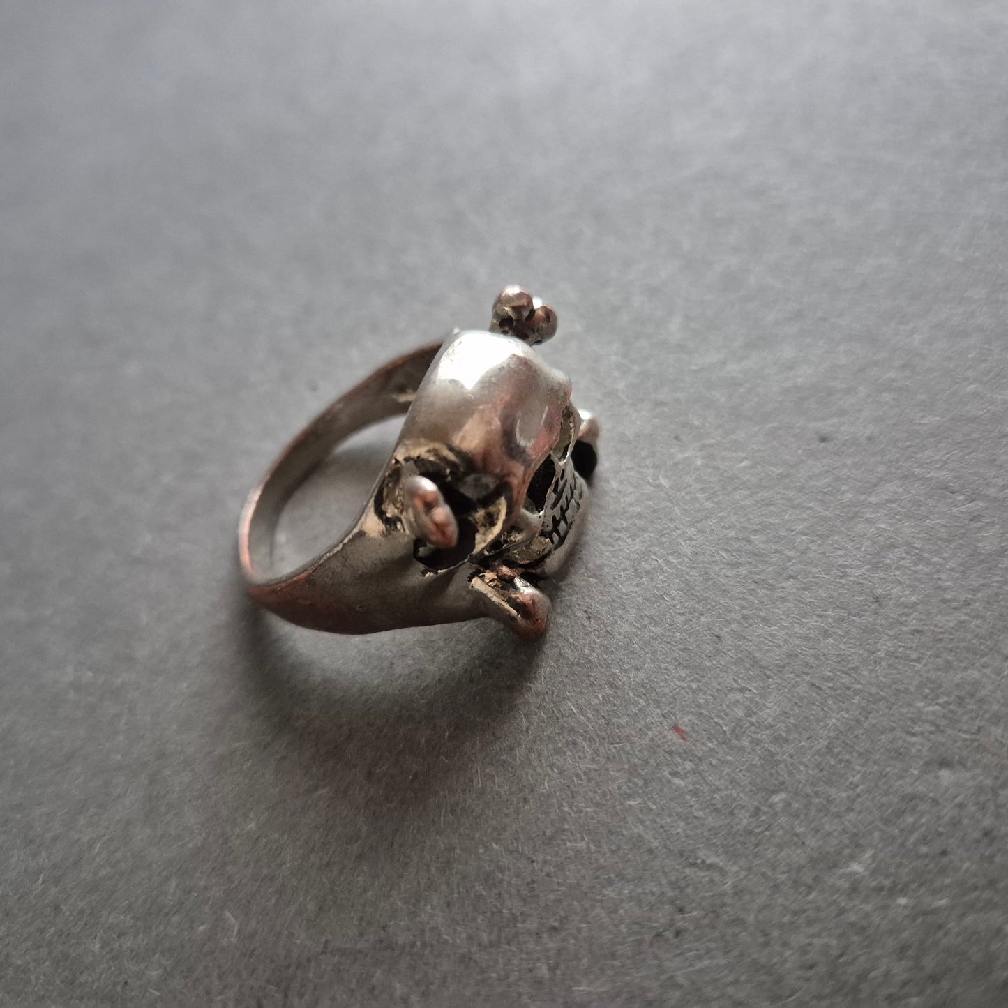 Silberfarbener Totenkopfring – Rockiger Look mit Bandana-Design