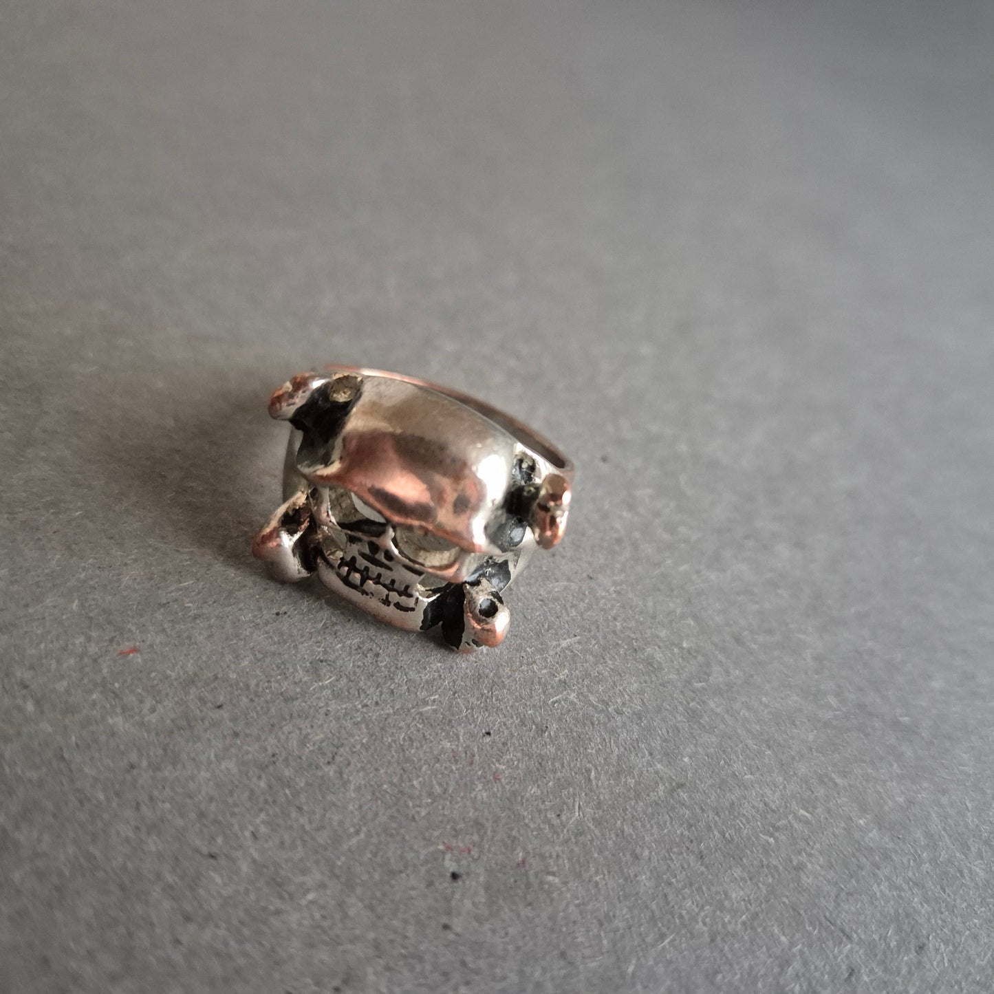 Silberfarbener Totenkopfring – Rockiger Look mit Bandana-Design